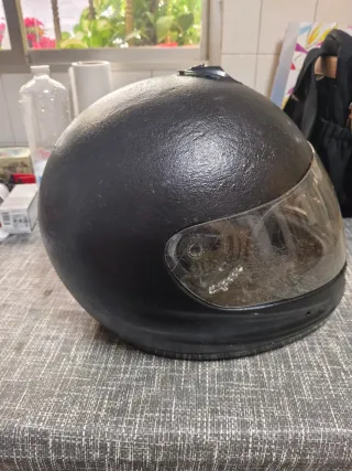 Casco integral negro con visera