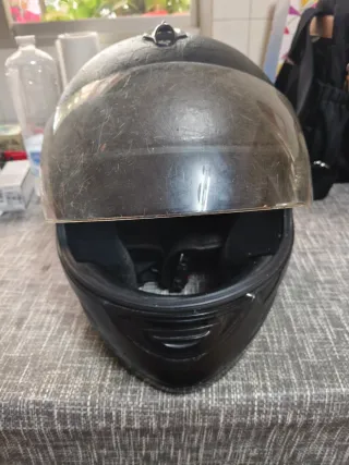 Casco integral negro con visera