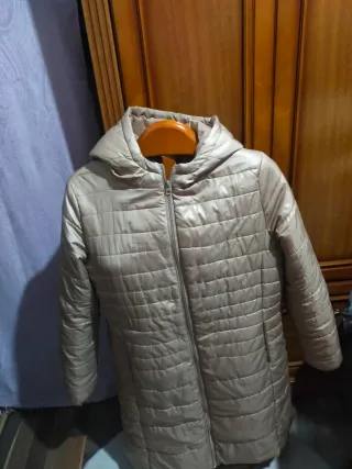 Abrigo beige con capucha