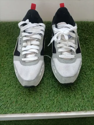 Zapatillas Puma grises y blancas