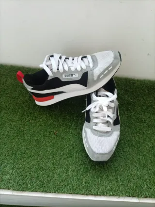 Zapatillas Puma grises y blancas