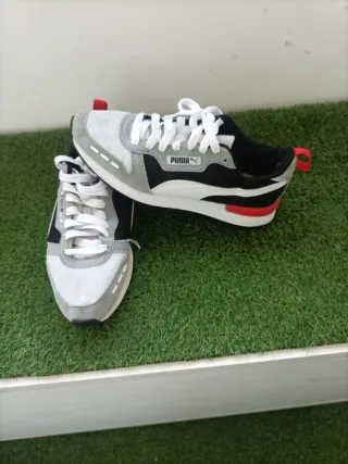 Zapatillas Puma grises y blancas