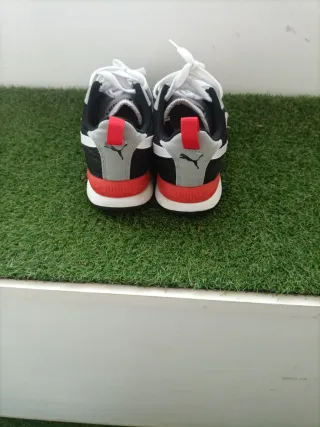 Zapatillas Puma grises y blancas