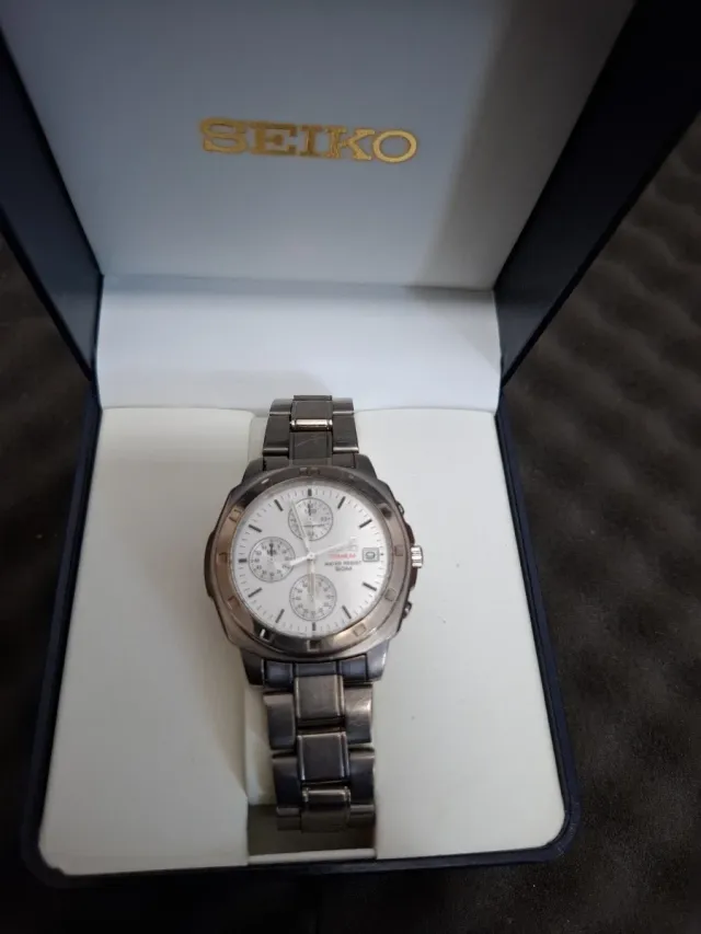 Relógio Seiko V657-9910 Cronógrafo em Titânio