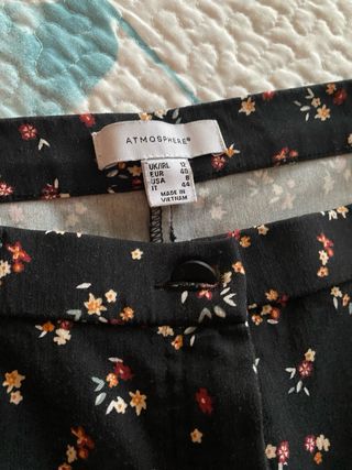 Pantalones negros estampados florales
