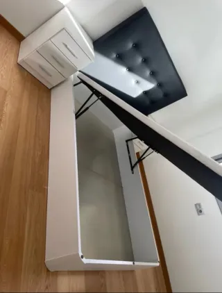 Canapé de madera con colchónes viscoelástica