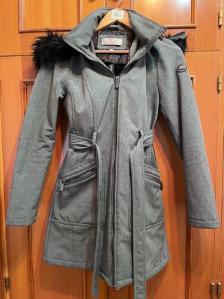 Abrigo gris con capucha y pelo