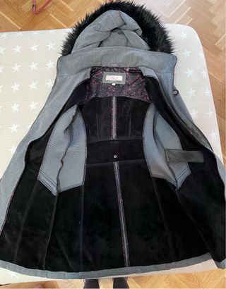 Abrigo gris con capucha y pelo
