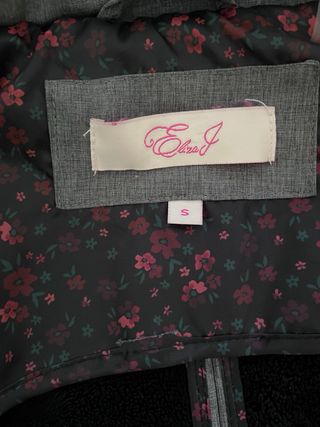 Abrigo gris con capucha y pelo