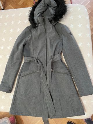 Abrigo gris con capucha y pelo