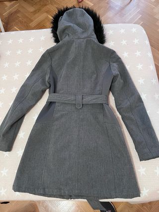 Abrigo gris con capucha y pelo
