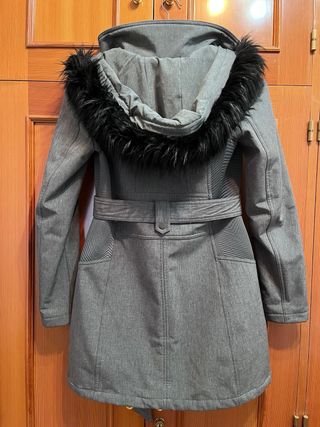 Abrigo gris con capucha y pelo