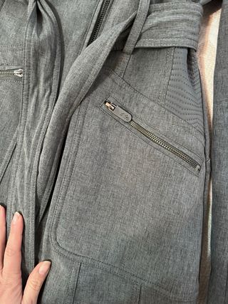 Abrigo gris con capucha y pelo