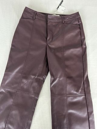 Pantalón efecto piel granate Woman nuevo