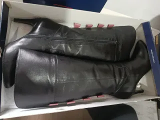 Botas altas negras tacón lazo rosa