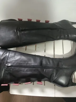 Botas altas negras tacón lazo rosa