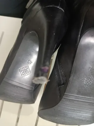 Botas altas negras tacón lazo rosa