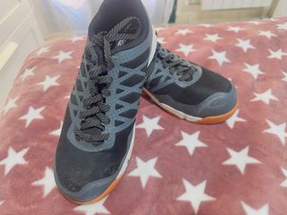 Zapatos de seguridad negros y naranjas