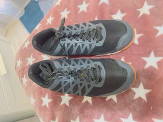 Zapatos de seguridad negros y naranjas