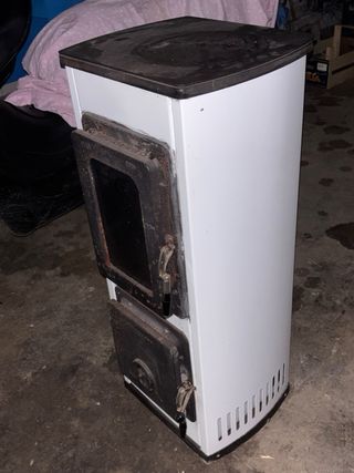 Stufa a legna in metallo e vetro