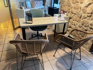 Mesa + 2 sillas de ratán + silla despacho