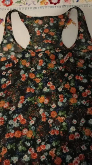 Camiseta floral negra multicolor