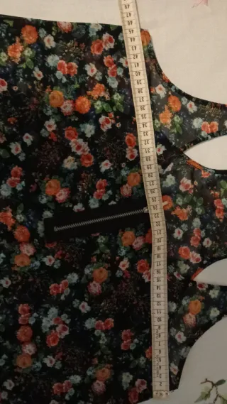 Camiseta floral negra multicolor