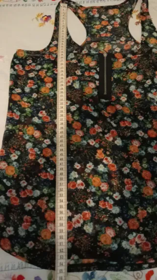 Camiseta floral negra multicolor