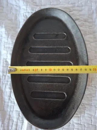Plato de hierro fundido ovalado.