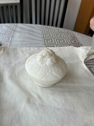 Ciotola in pietra intagliata a fiore