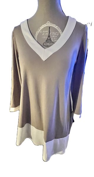Camiseta Conchita Saiz beige y blanca