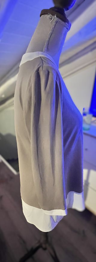 Camiseta Conchita Saiz beige y blanca