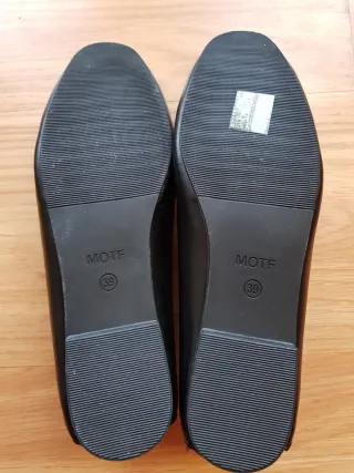 Mocasines negros con detalle dorado