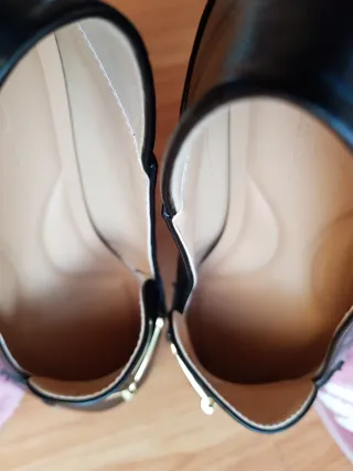 Mocasines negros con detalle dorado