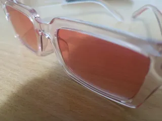 Gafas de sol rosas y naranjas