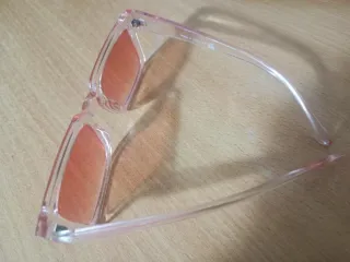 Gafas de sol rosas y naranjas