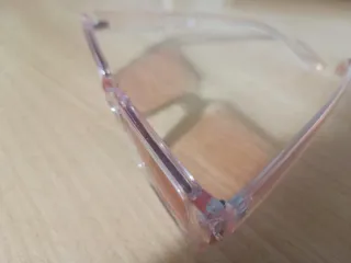 Gafas de sol rosas y naranjas