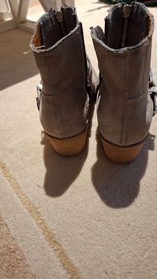 Botines de ante color beige