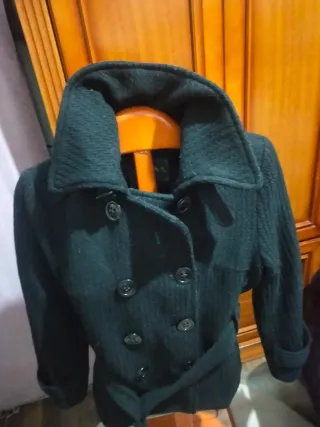 Abrigo negro con cinturón