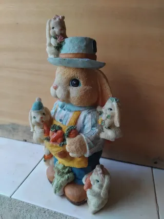 Statua coniglio Pasqua con carote