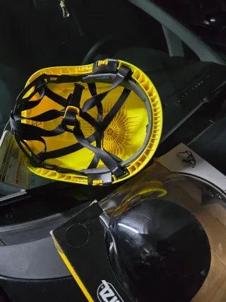 Casco de escalada y trabajo vertical Petzl.