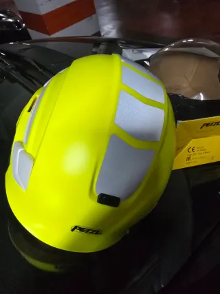 Casco de escalada y trabajo vertical Petzl.