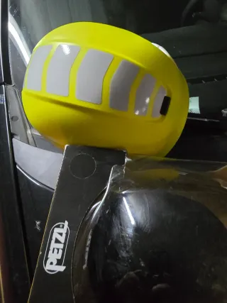 Casco de escalada y trabajo vertical Petzl.