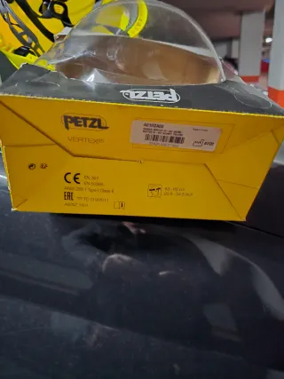 Casco de escalada y trabajo vertical Petzl.