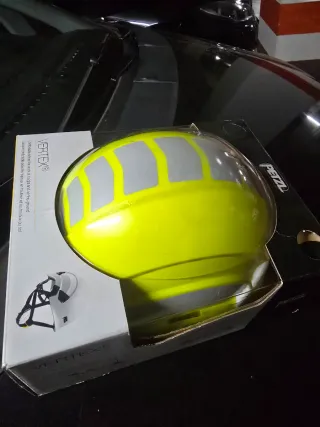 Casco de escalada y trabajo vertical Petzl.