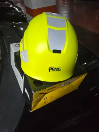 Casco de escalada y trabajo vertical Petzl.
