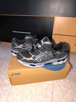 Zapatillas Asics Negras y Plateadas