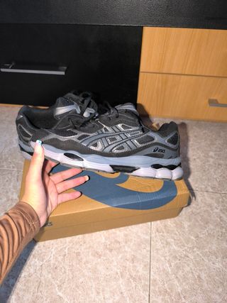 Zapatillas Asics Negras y Plateadas