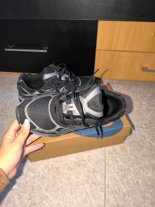 Zapatillas Asics Negras y Plateadas