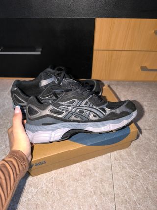 Zapatillas Asics Negras y Plateadas
